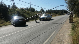 В Севастополе автомобиль сбил столб