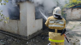 В Бахчисарайском районе загорелось здание