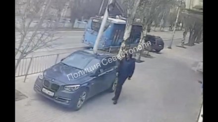 В Севастополе иномарка врезалась в троллейбус