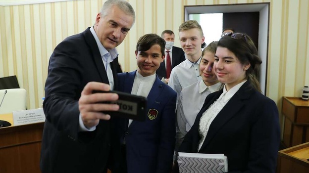 Президентам школ Крыма стала доступна прямая связь с Аксёновым