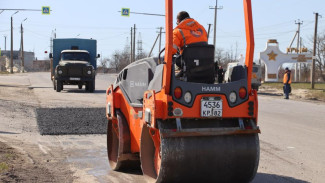 В Керчи проводят ямочный ремонт дорог 