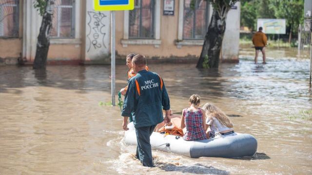 В Керчи нет угрозы прорыва дамбы - власти 