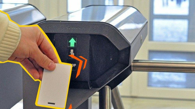 В Крыму реализуется эксперимент по внедрению банковских карт в качестве пропуска в школу