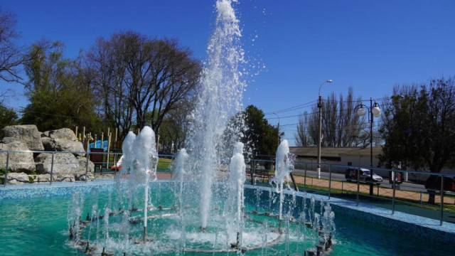 Керчь готовится к летнему сезону: в сквере «Алёнка» запустили первый фонтан