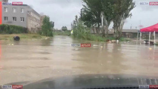В Керчи затопило оптовый рынок и улицу Фурманова (ВИДЕО)