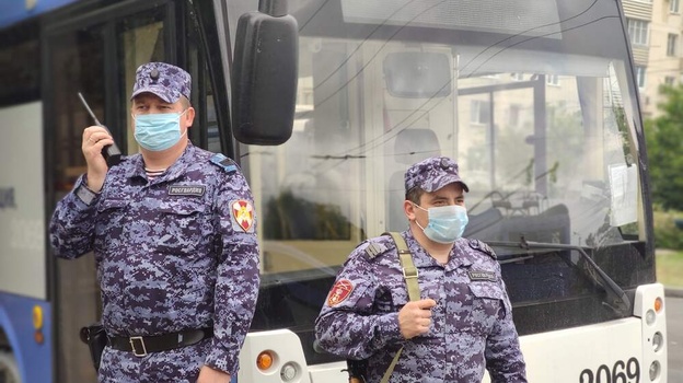 Росгвардейцы задержали окровавленного мужчину в троллейбусе Севастополя