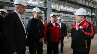 Вице-премьер России Мантуров приехал на судостроительный завод в Керчи