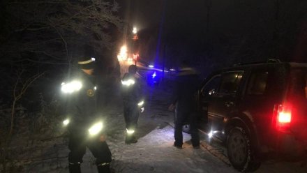Два автомобиля застряли в Крымских горах из-за гололёда