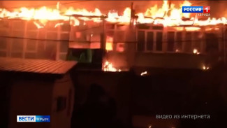Столетний многоквартирный дом сгорел ночью в Ялте