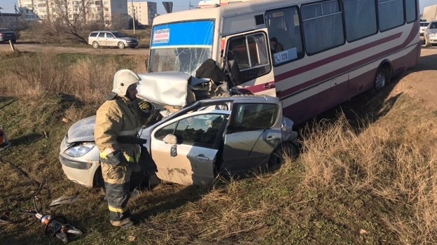 В ДТП с грузовиком на крымской трассе погиб человек