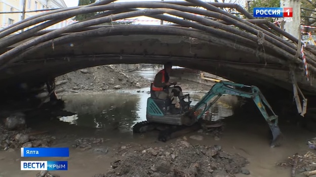 Русло рек в Ялте расчищают с помощью "таракана"