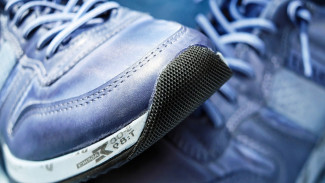 Предприниматель в Симферополе продавал брендовую обувь без разрешения