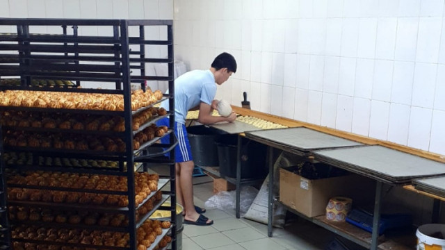 В Крыму трудовые мигранты незаконно пекли булочки в подпольном цехе (ВИДЕО) 