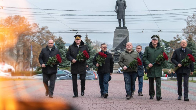 Замминистра обороны и Главком ВМФ России посетили Севастополь