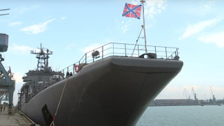 Военными кораблями усилили паромную переправу в Керчи