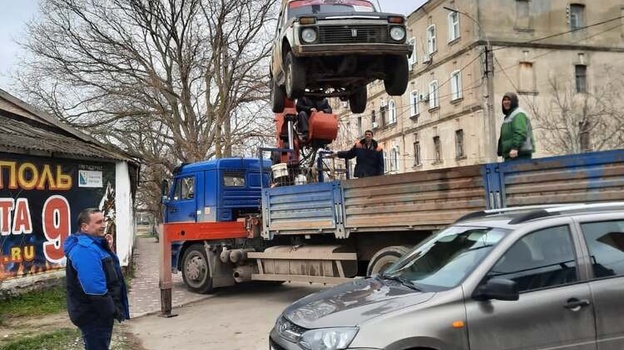 В Керчи эвакуируют заброшенные автомобили