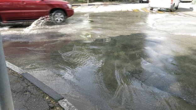 В Феодосии из-за прорыва канализации затопило нечистотами улицу