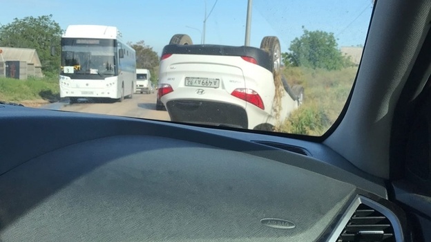 В Севастополе перевернулась иномарка