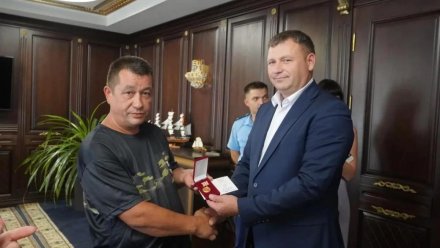 Жителю Курска вручили благодарность за спасение утопающих в Крыму