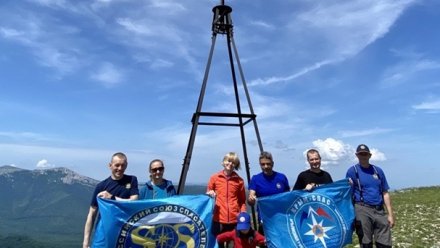 Сотрудники МЧС водрузили флаг России на три вершины Крымских гор