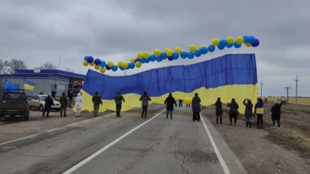 В сторону Крыма запустили 20-метровый флаг Украины