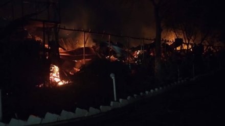 Пожарные предотвратили взрыв газовых баллонов на пожаре в Феодосии 