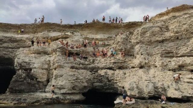 Спортсмены устроили прыжки в воду на побережье Крыма