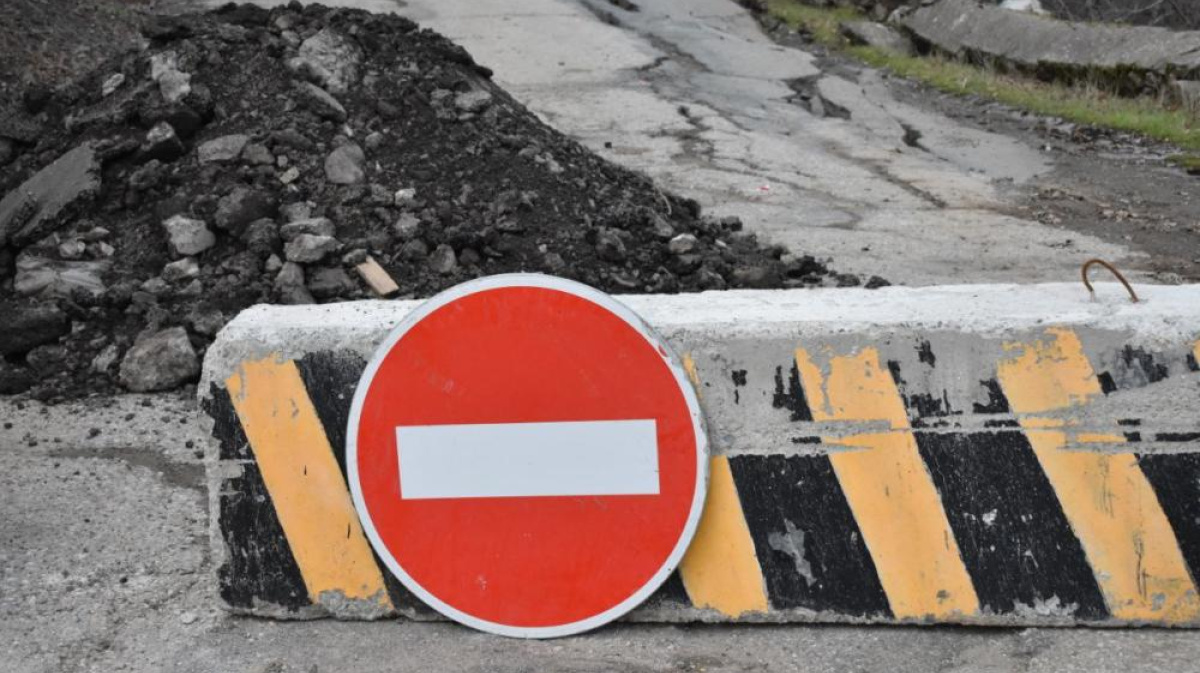 Повреждение дорожного полотна. Повреждение дорожного полотна. Морозное пучение дороги. Разбитые дороги в калуге. Повреждение дорожного полотна.