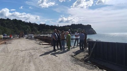 В Алуште проводят капремонт берегоукрепительных сооружений в районе санаториев «Утес» и «Карасан»