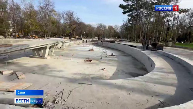 В Саках близится к завершению благоустройство Лебединого озера в Курортном парке 