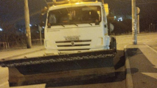 Дороги Симферополя обработали тремя тоннами противогололедных реагентов