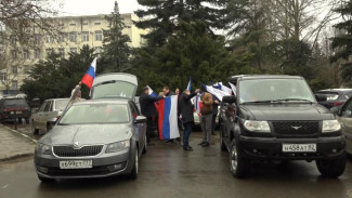 В посёлке Зуя Белогорского района собрались сотни автомобилей с символикой «Z» и «V»