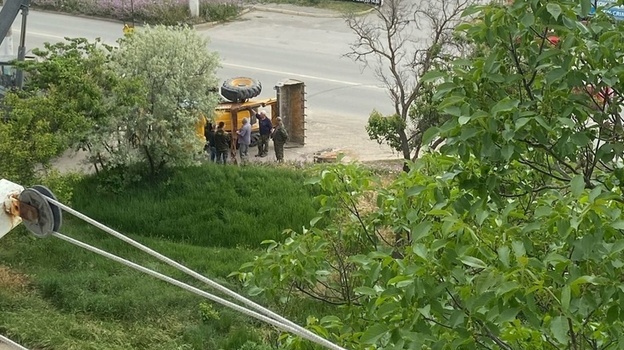 В Севастополе на дороге перевернулся трактор