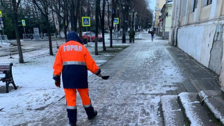 Уборка снега в крымской столице идёт круглосуточно