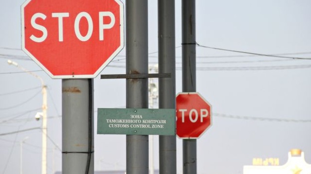Украинские пограничники штрафуют своих граждан за посещение Крыма по мосту