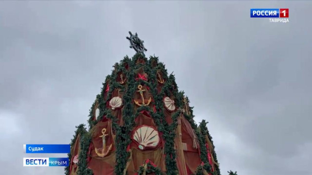 Необычную ёлку из лодок и якорей открыли вблизи Судака