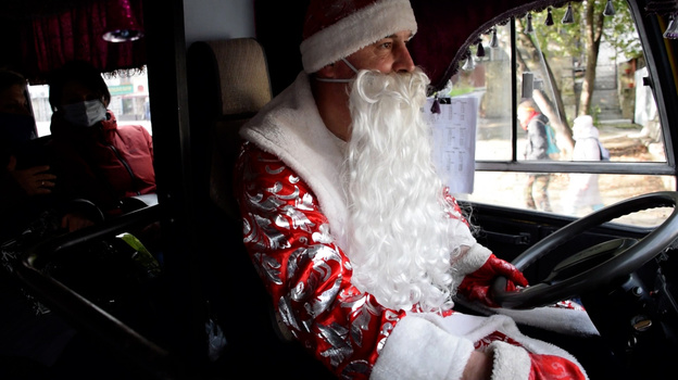 «Дед Мороз» сел за руль автобуса в Ялте