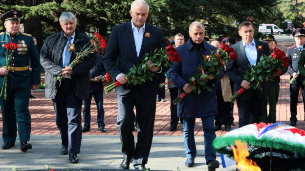 Руководство Крыма почтило память освободителей Симферополя (ВИДЕО)