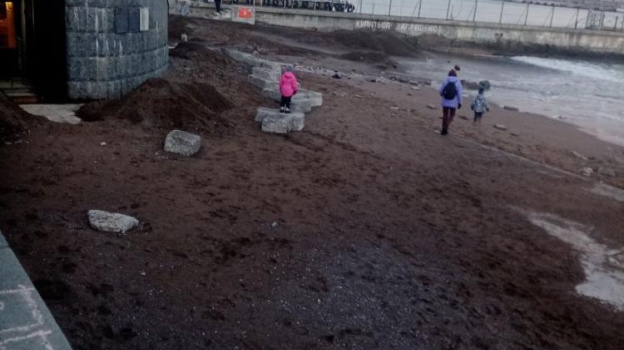 Набережную Ялты чуть не смыло во время шторма