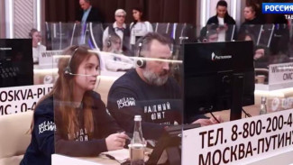 Студенты из Крыма помогают принимать звонки для Итогов года с Владимиром Путиным
