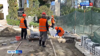 Сегодня в Большой Ялте сотрудники местной прокуратуры, администрации, а также представители Народного фронта проверили ход благоустройства общественных территорий