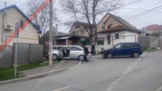 На перекрёстке улиц Стрелковая и Чонгарская в Симферополе столкнулись два автомобиля