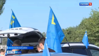 В Крыму прошли автопробеги, посвящённые Дню крымскотатарского флага