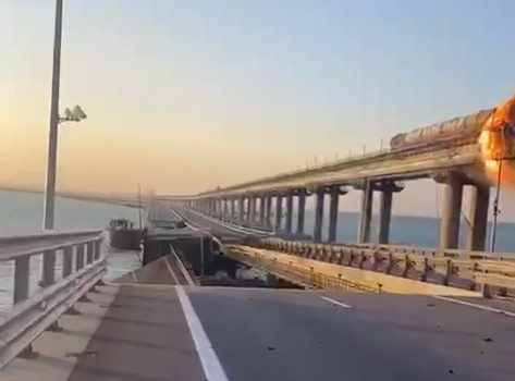Одна автомобильная нитка на Крымском мосту цела