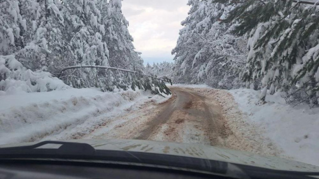 В Бахчисарайском районе расчищают дороги от снежных завалов