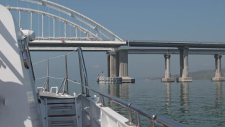 Затор перед Крымским мостом вырос почти в два раза