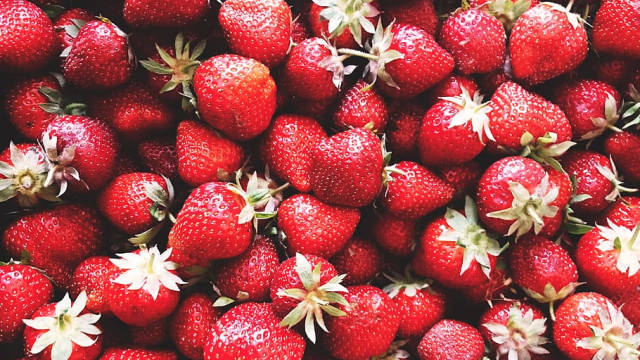 Турецкая клубника уже во всю продаётся в Крыму: во сколько обойдётся ароматная ягода