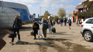 Бизнесмены и волонтеры помогают водителям и пассажирам в пунктах обогрева возле Керченской переправы