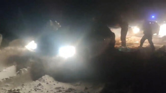 Крымские спасатели вызволили колонну автомобилей из снежных заносов