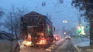 За ночь на дороги Симферополя высыпали 15 тонн реагента